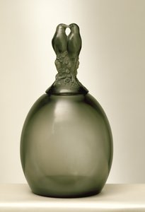 タートル鳩花瓶、1925（スモークグレーガラス）